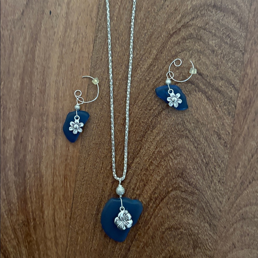 Hawaiian made necklace and earrings set